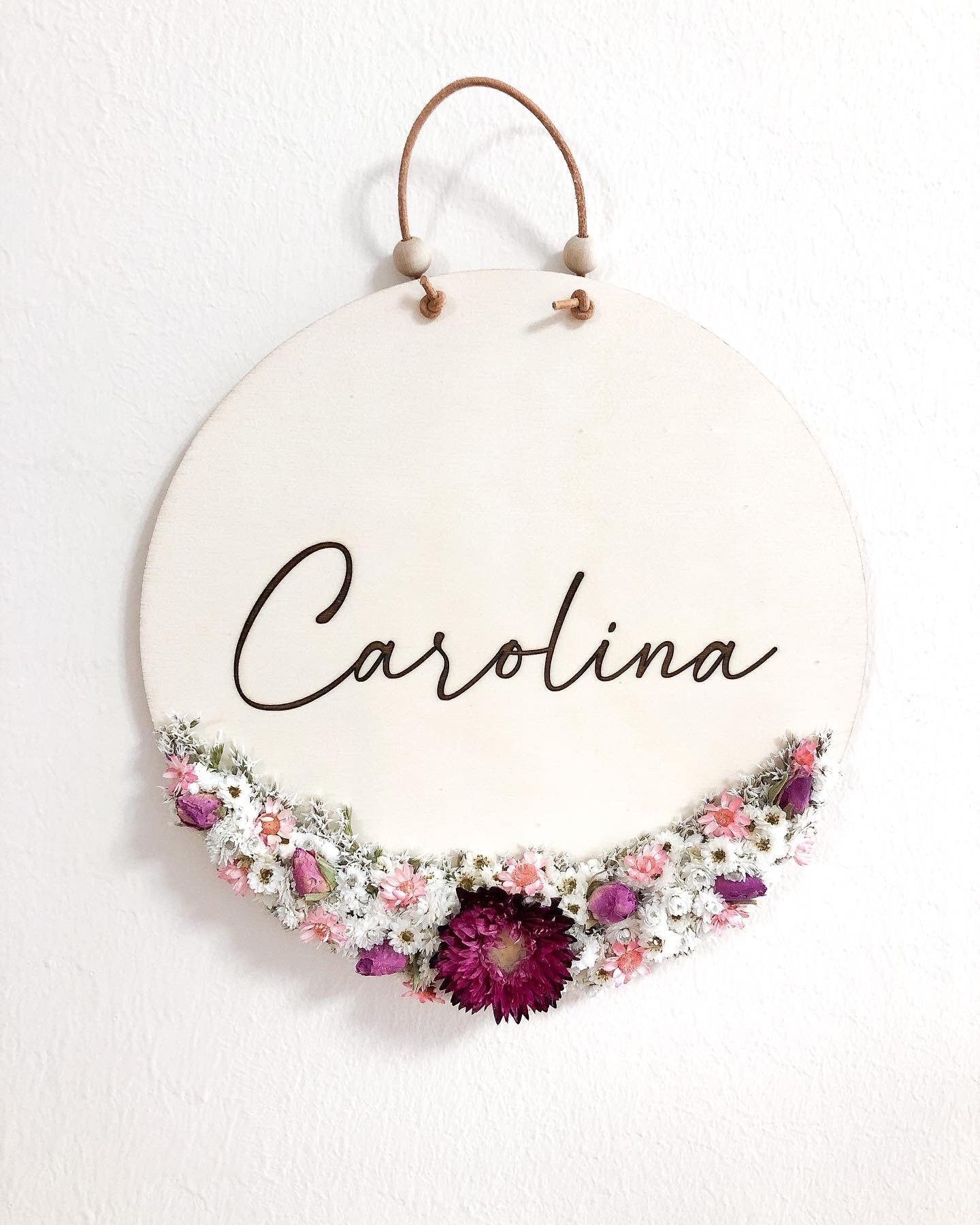Name tag personalized with dried flowers