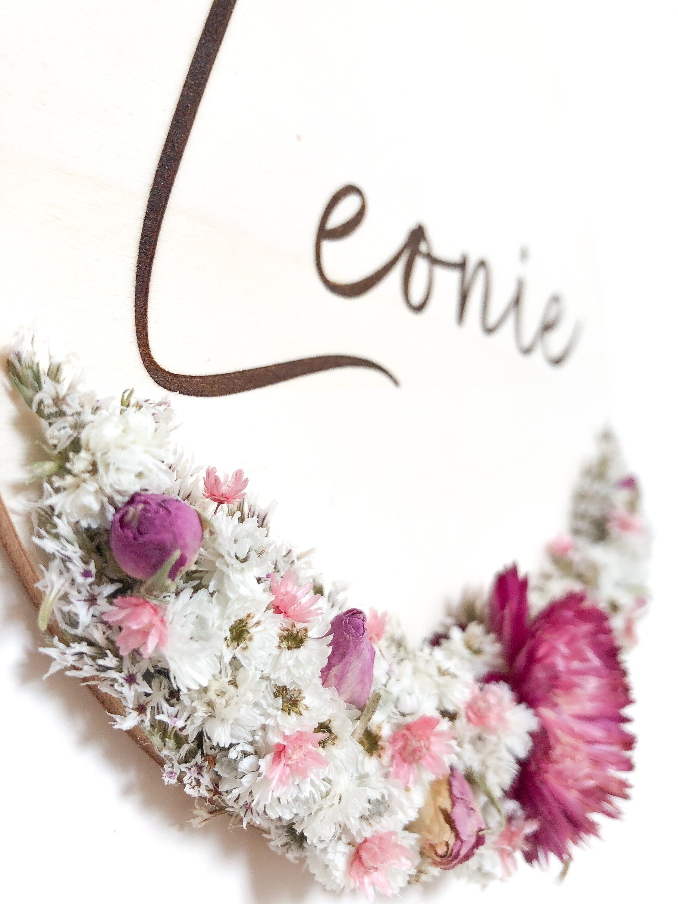 Name tag personalized with dried flowers