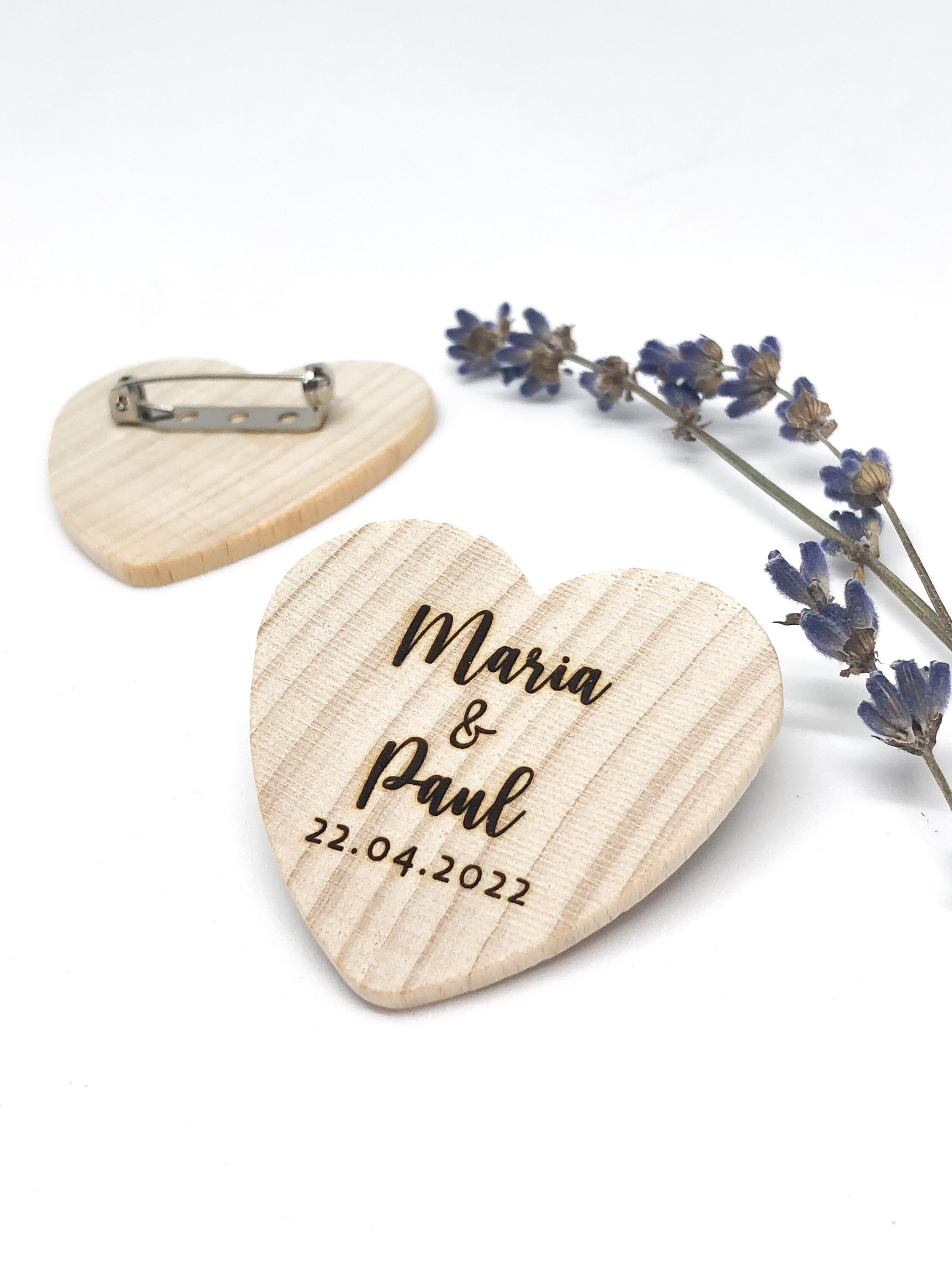 Anstecker Hochzeit für Gäste - Herz aus Holz personalisiert für Gäste