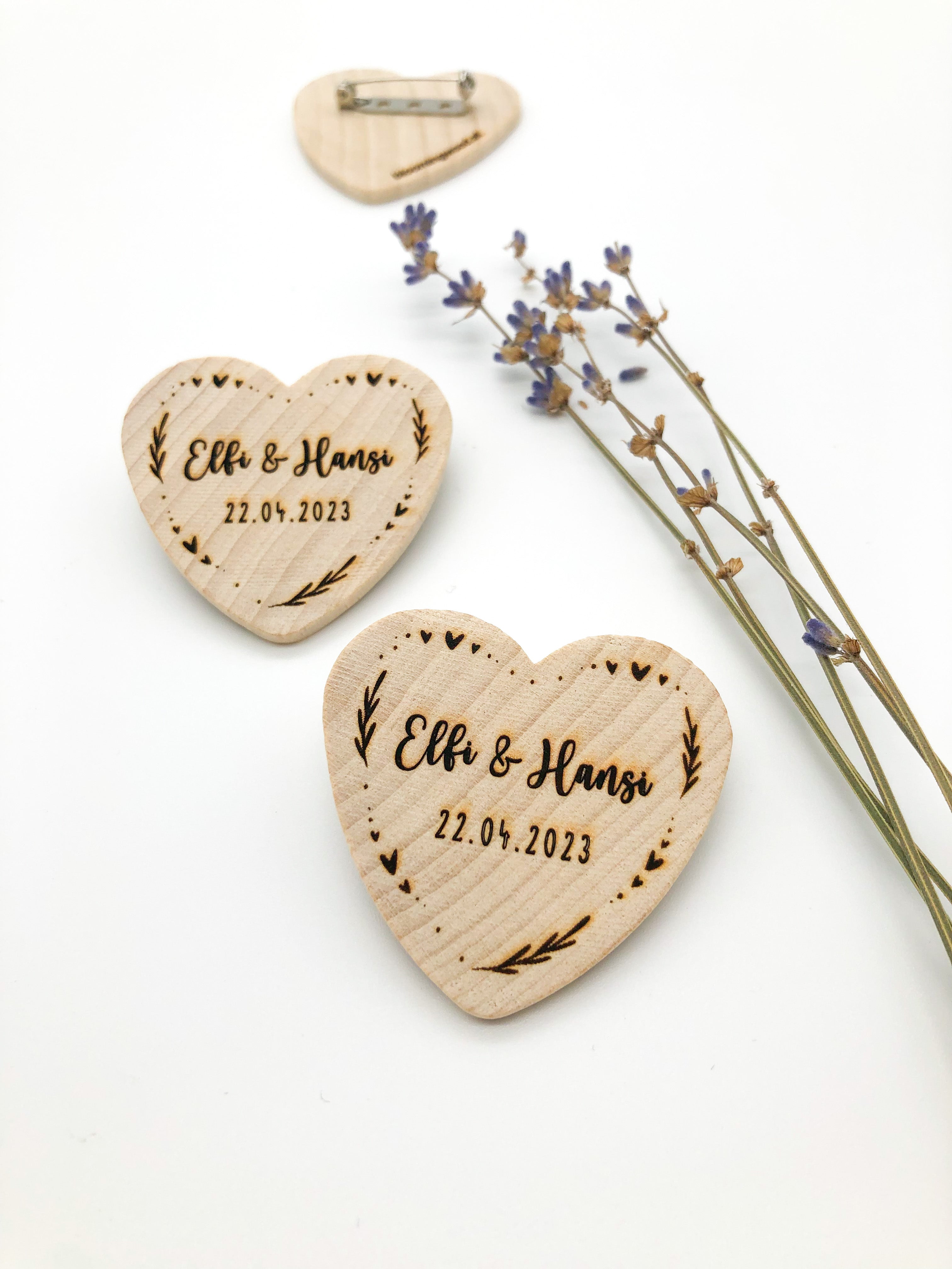 Anstecker Hochzeit für Gäste - Herz aus Holz personalisiert mit Blumenmuster für Gäste