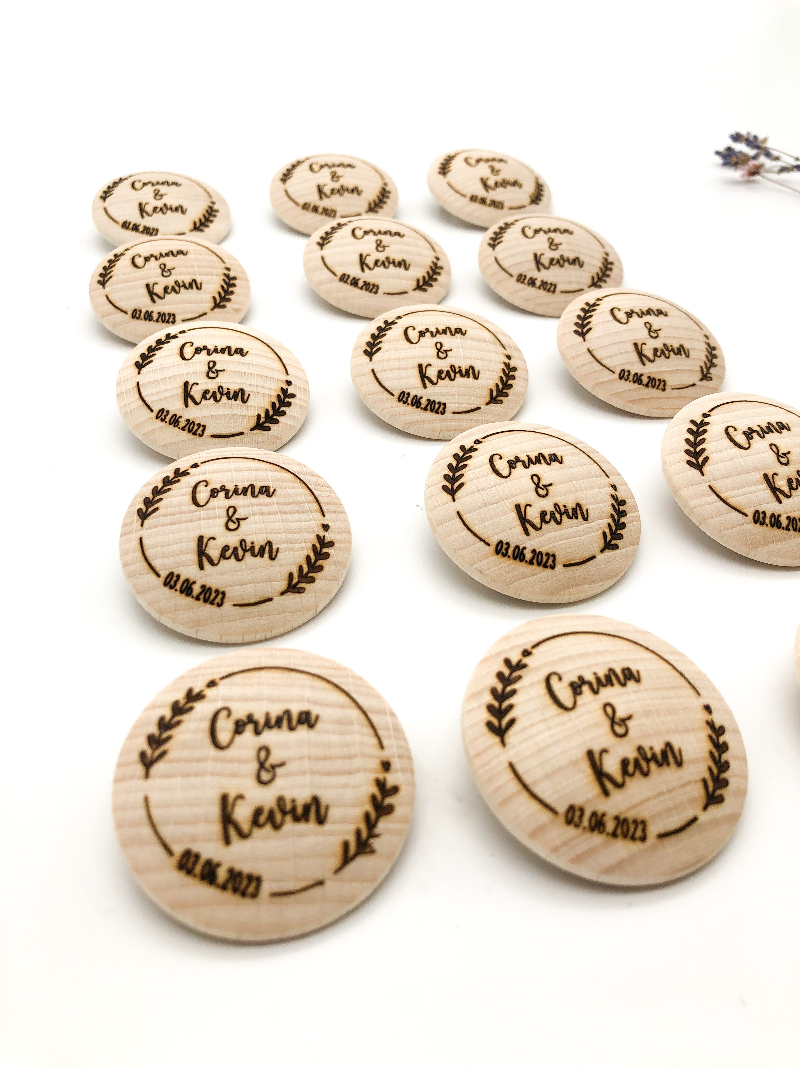 Anstecker Hochzeit für Gäste aus Holz mit personalisierter Gravur für Gäste