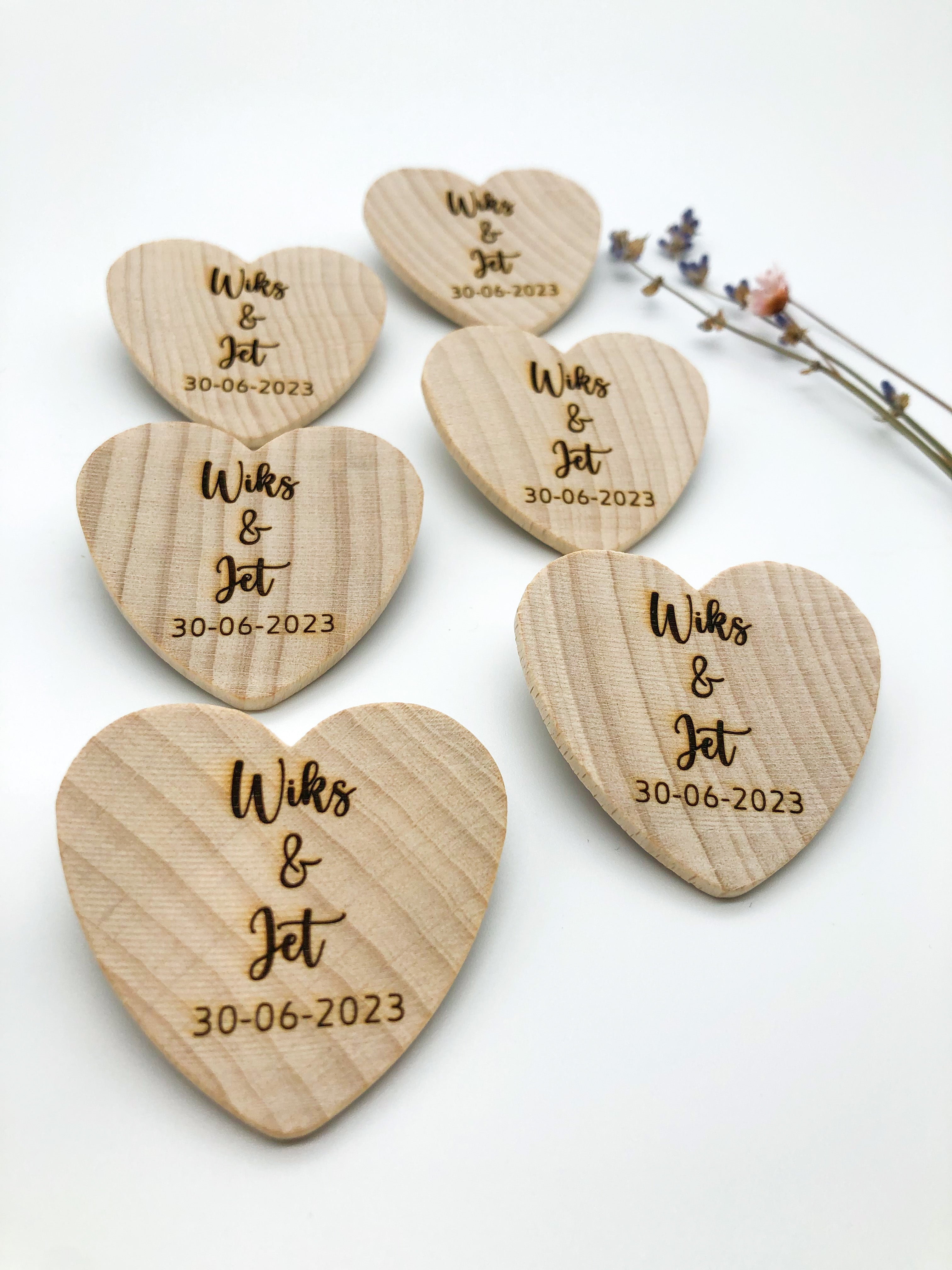 Anstecker Hochzeit für Gäste - Herz aus Holz personalisiert für Gäste