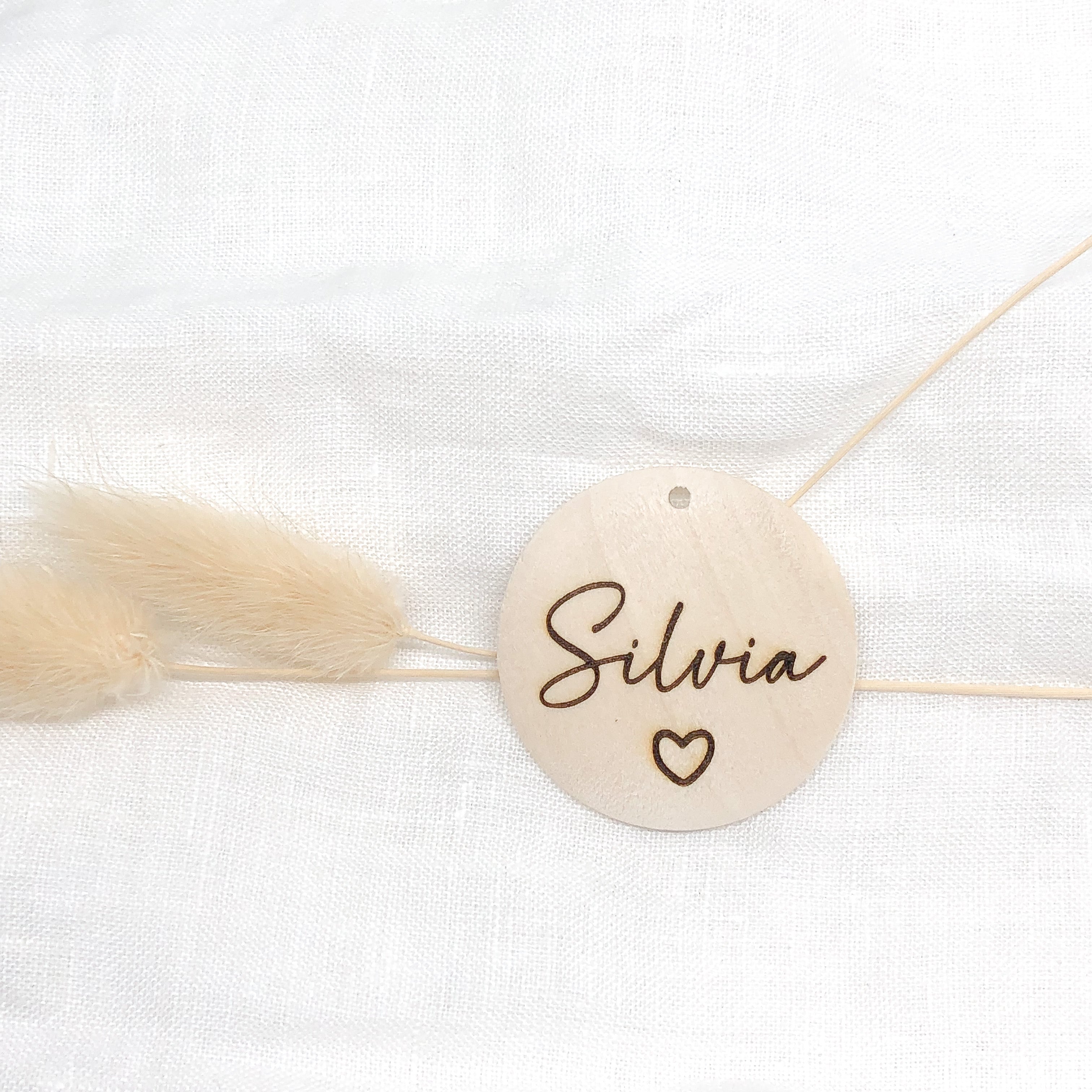 Pendant/place card personalized with name and heart