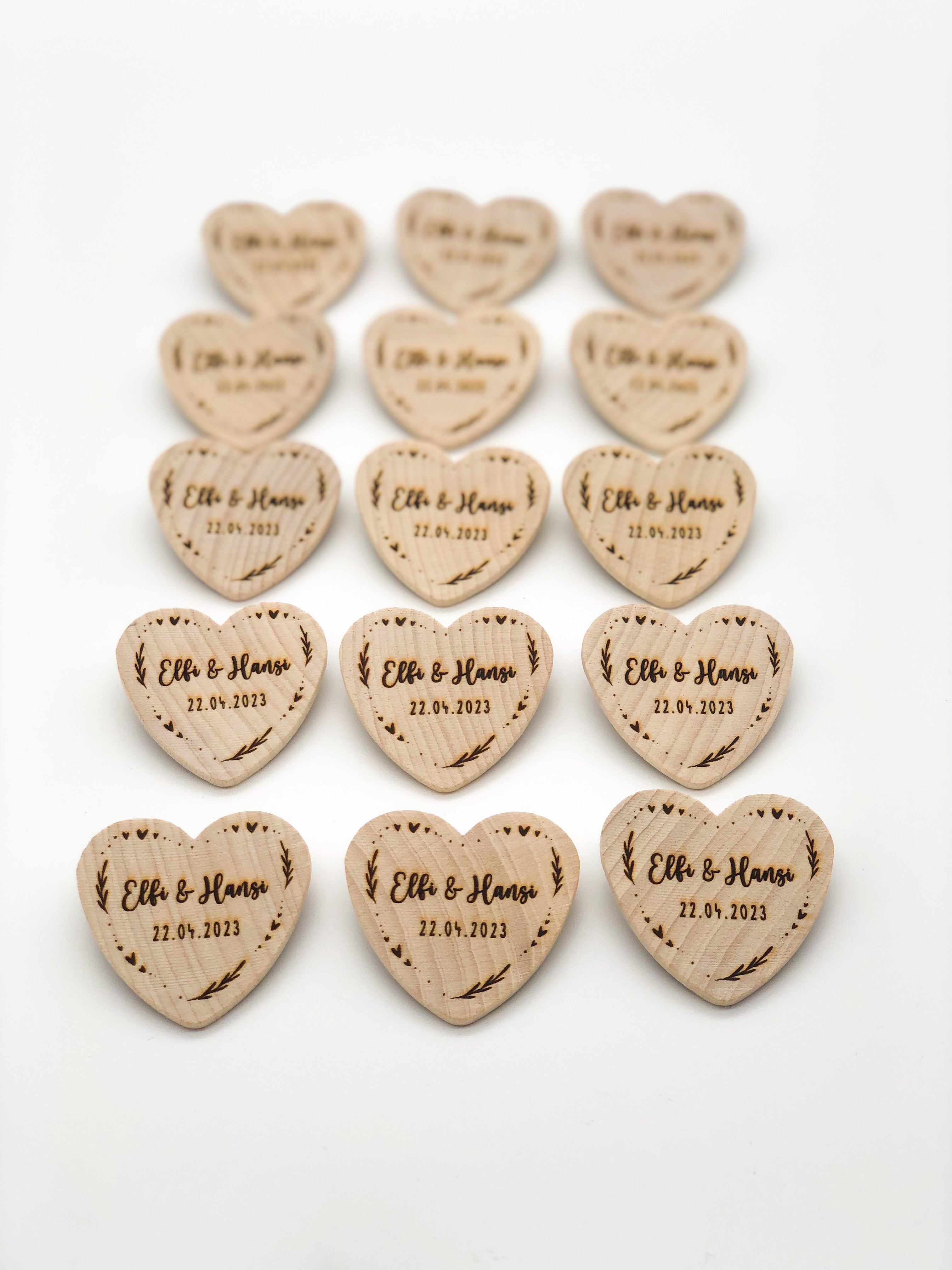Anstecker Hochzeit für Gäste - Herz aus Holz personalisiert mit Blumenmuster für Gäste
