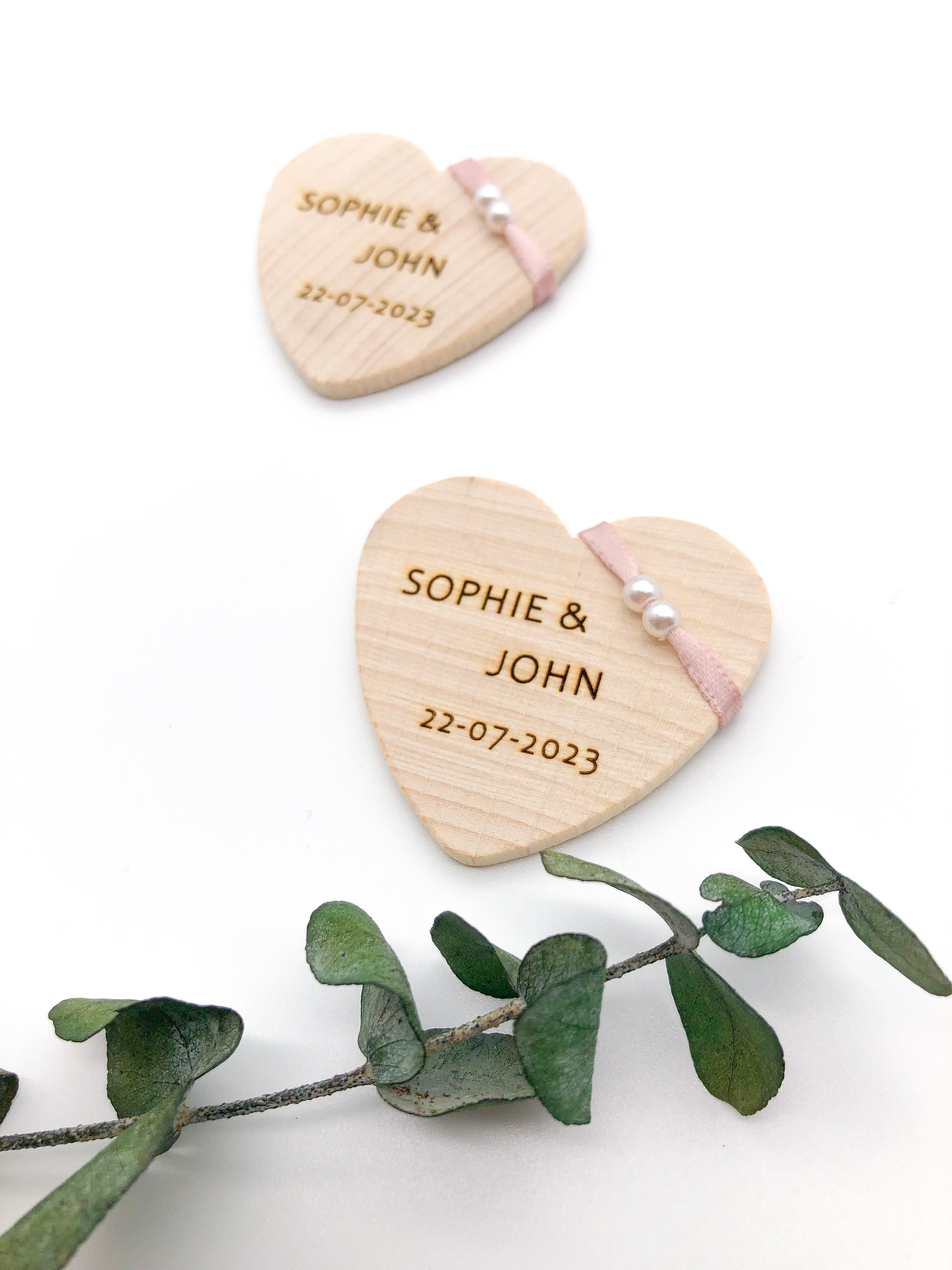 Anstecker Hochzeit Gäste aus Holz Herzform personalisiert mit Band blush rosé und weißen Perlen