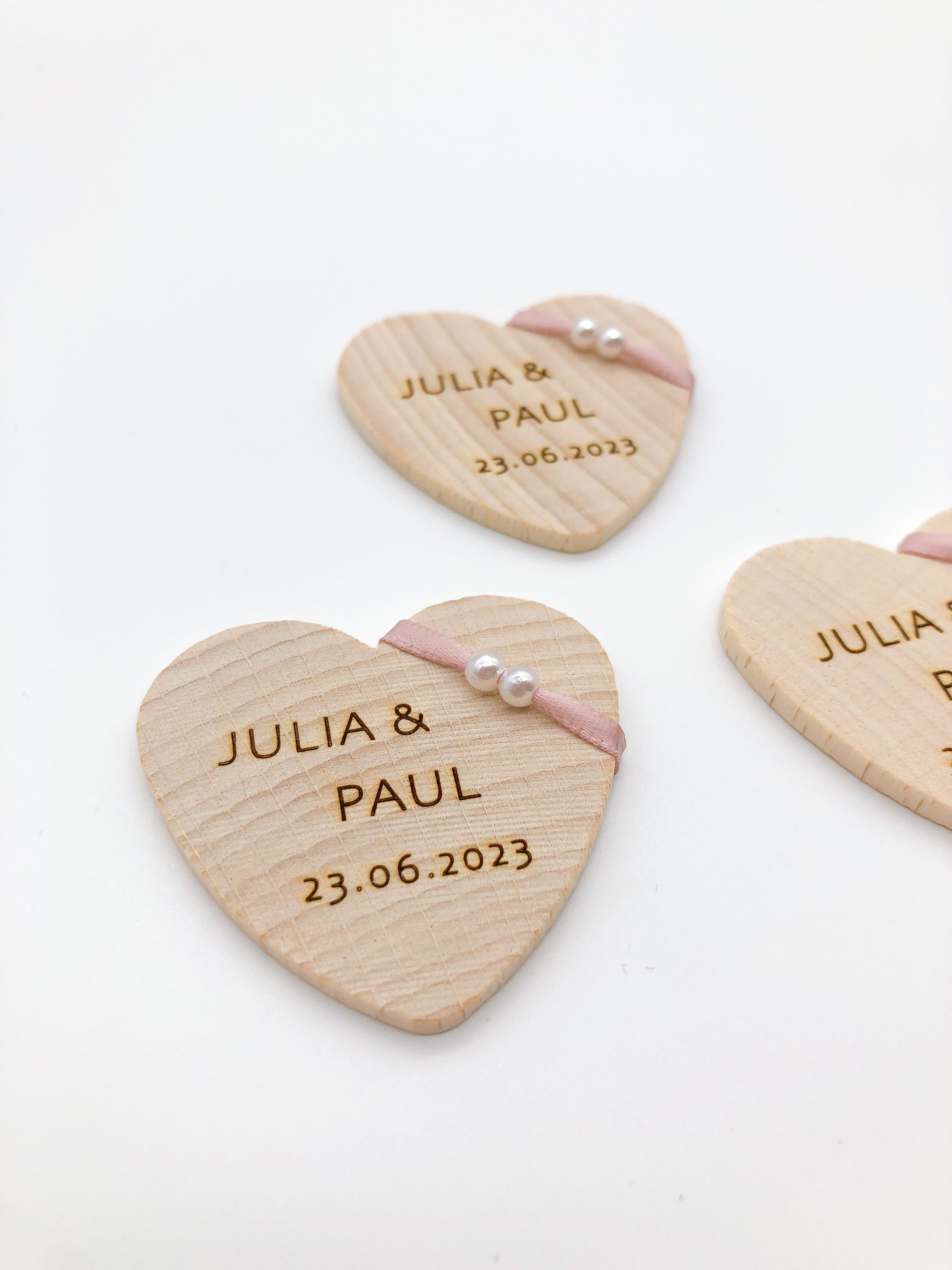 Anstecker Hochzeit Gäste aus Holz Herzform personalisiert mit Band blush rosé und weißen Perlen