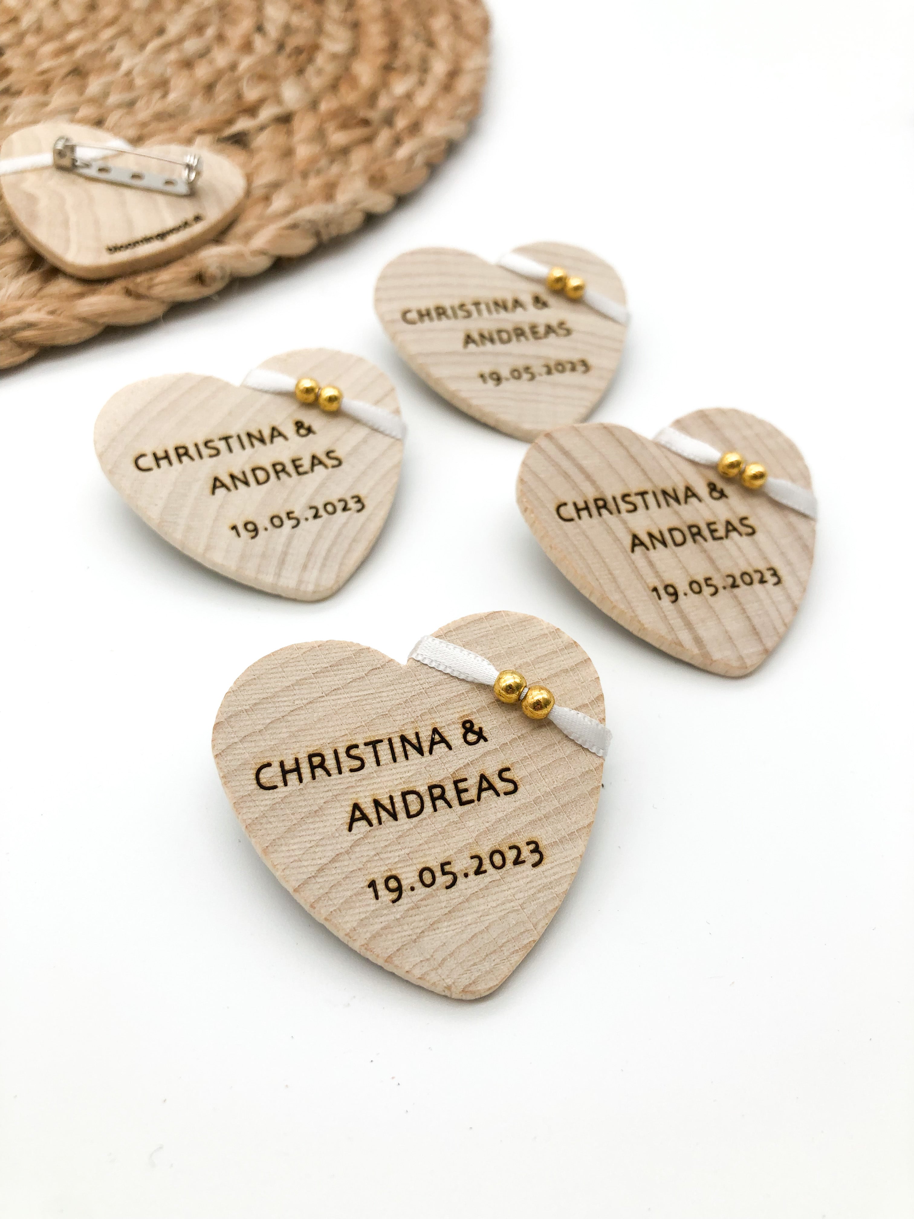 Anstecker Hochzeit für Gäste - Herz aus Holz personalisiert mit Band und Perlen für Gäste